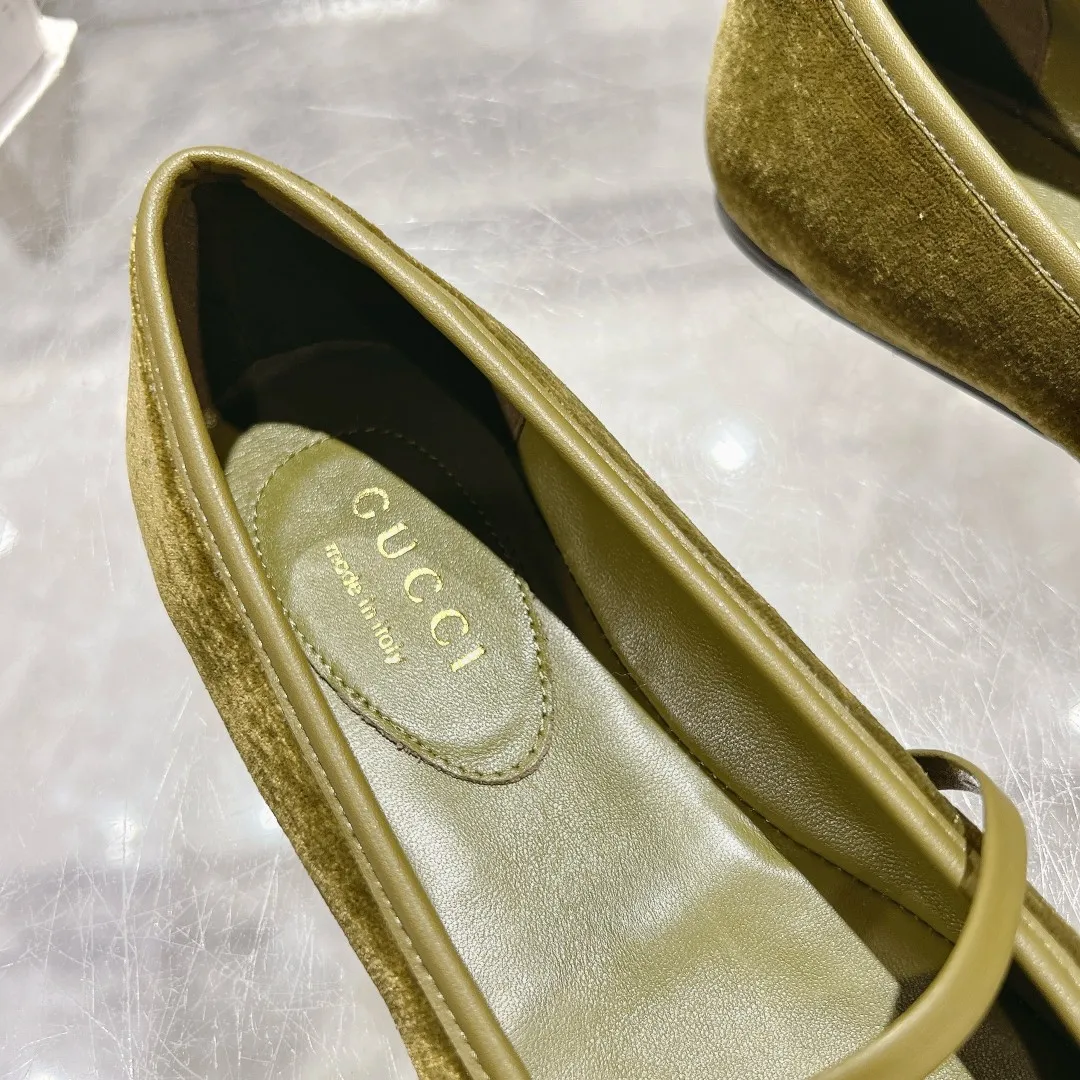 👟👟Ex-factory price 560👟👟 Gucci Horsebit series women's ballet flats. This iconic horsebit ballet flats features a square toe design and elegant bow details, paying tribute to the traditional ballet shoe style. This piece is crafted from Gucci ankh leather and embellished with a light gold-tone horsebit buckle. A 'sacchetto' construction with a soft, padded insole provides a great fit. ✅Size: 35-42 (customized for 40-42) ✅Sole material: Imported Italian genuine leather sole ✅Packaging: Brand new red box packaging